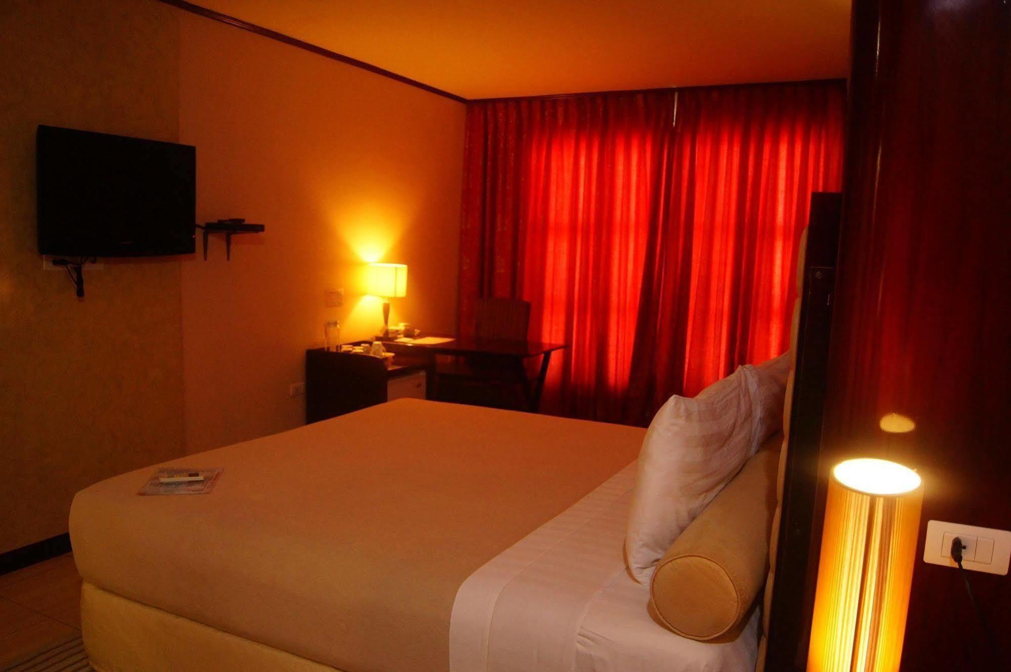 Dulcinea Hotel And Suites Мактан Екстериор снимка
